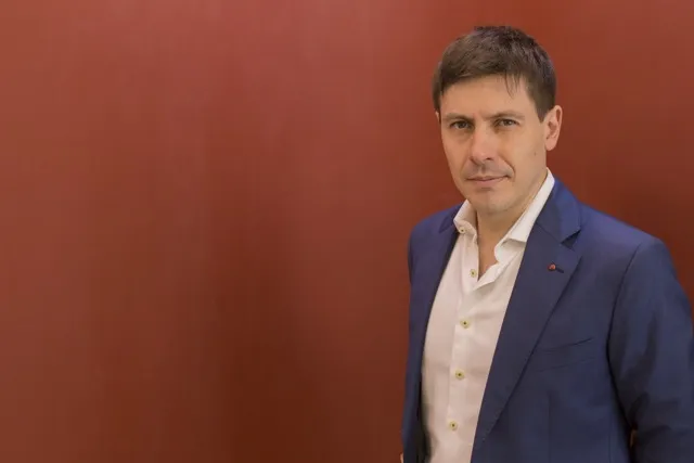 Foto profissional do Dr. Fernando Amato, cirurgião plástico especialista em mastopexia e membro da SBCP