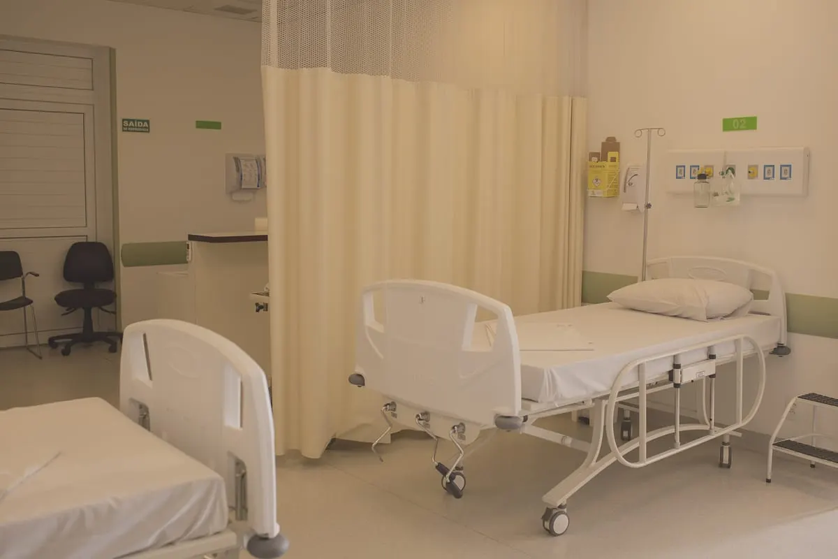 Sala de recuperação pós-operatória confortável do Amato Hospital Dia com monitoramento contínuo