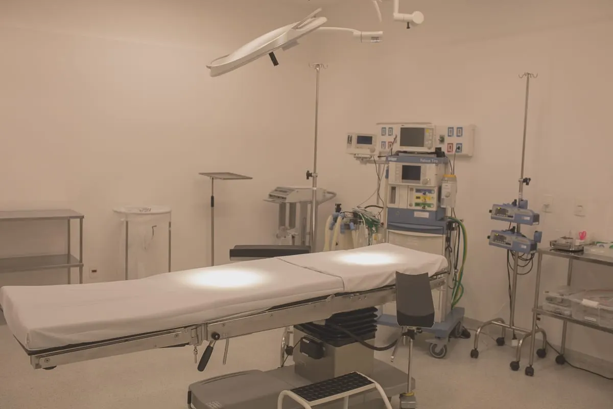 Centro cirúrgico moderno do Amato Hospital Dia equipado para mastopexia e outras cirurgias plásticas