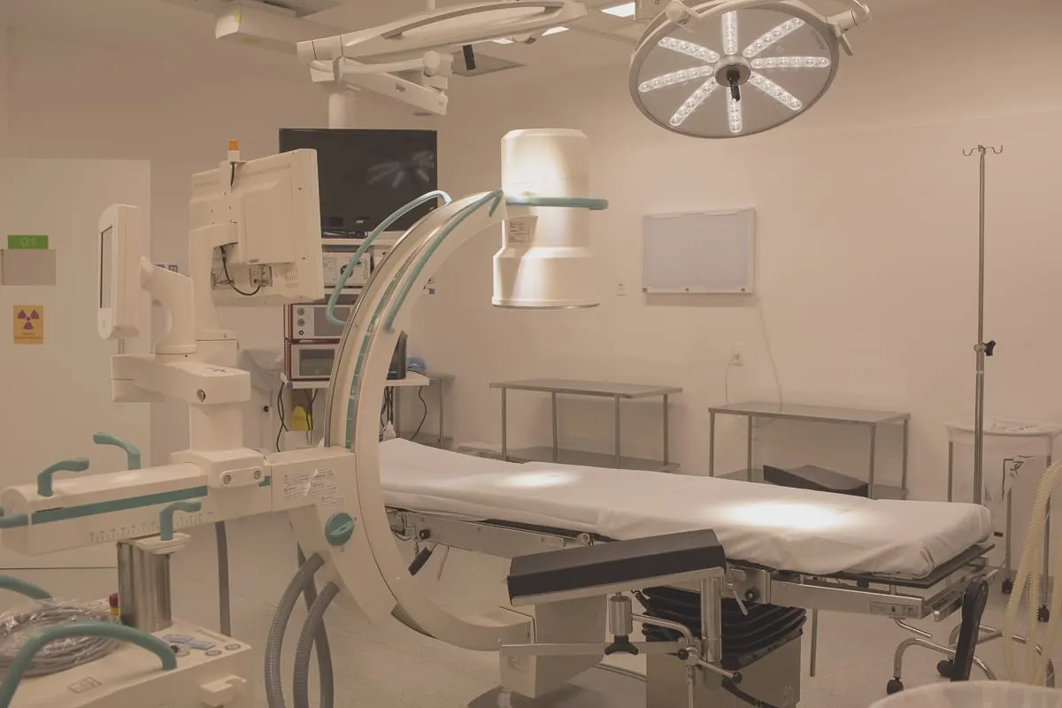 Sala cirúrgica do Hospital Dia Amato com equipamento Arco-C para procedimentos guiados por imagem